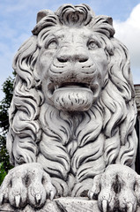 Die majestätische Löwestatur als Dekofigur aus Betonstein. Die weiße Löwenmähne mit großen Kopf und Pranken.
