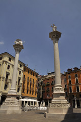 Fototapeta na wymiar Vicenza panowie kwadratowych kolumn lew Odkupiciela