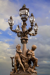 Fototapeta na wymiar Paryż, Francja, Most Aleksandra III statuetki