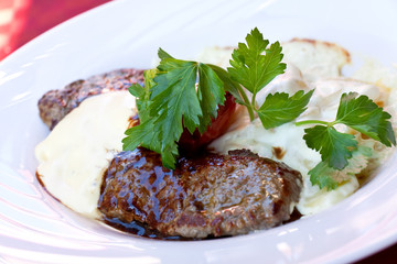 Rumpsteak(Roastbeef) - gegrillt,mit Bechamel-Soße