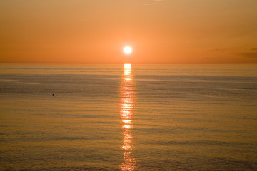 france,normandie,etretat : coucher de soleil sur l'atlantique