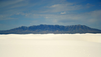 Fototapeta na wymiar Widok na góry z White Sands National Monument