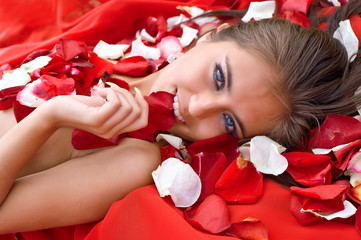 Obraz na płótnie Canvas Beautiful girl in rose petal