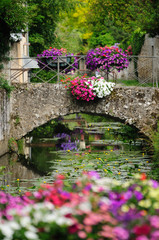 Pont fleuri et cours d'eau