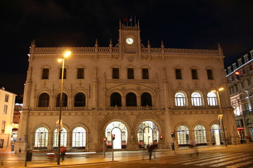 gare de lisbonne la nuit