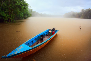 Fototapeta na wymiar Boat in rain