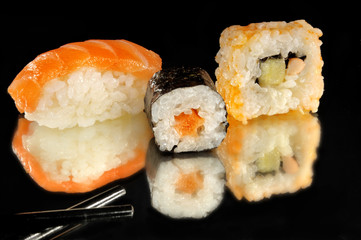 Sushi auf einem Spiegel