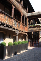 Balcon en bois de la Cour du Corbeau de Strasbourg © SWllr