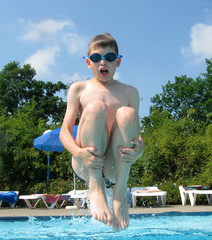 Sprung in den Pool