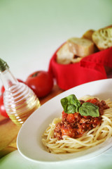 Meat sauce spaghetti and bread