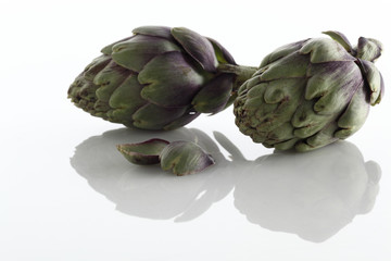 Obraz premium Miniartischocken auf weiss