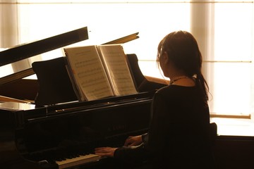 ピアノと女性