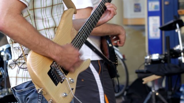 bassiste et guitariste sur sc&egrave;ne