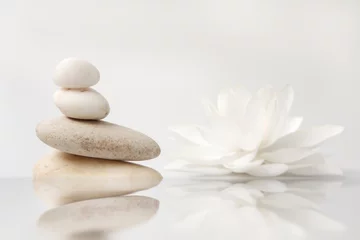Foto auf Acrylglas Wellness-Stillleben: Kieselsteine und weiße Lilie, Spiegelung © Kirsten Hinte