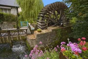 Foto op Plexiglas Molens frankrijk, normandië, veules-les-roses: molen aan de rivier