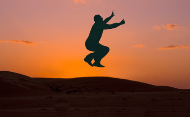 Luftsprung im Sonnenuntergang © imageteam