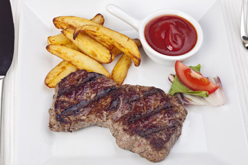 Steak und Pommes Frites auf einem Teller