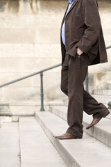 homme descendant escalier