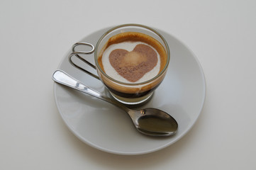 taza de cate con corazon de leche