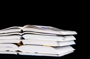 Stapel geöffnete Bücher