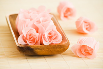 Obraz na płótnie Canvas rose flowers in wood tray