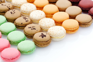 Rangées de macarons sur fond blanc