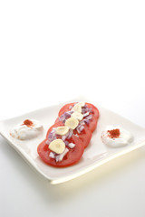 Fototapeta na wymiar Tomatensalat mit Zwiebeln und Knoblauch
