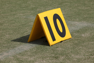 zahl zehn auf einem sportplatz