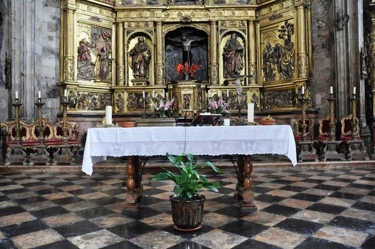 Pulpito en la iglesia