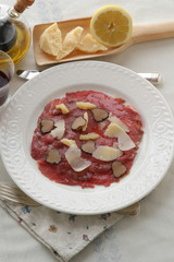 Carpaccio di manzo con grana e tartufo - Antipasti di carne