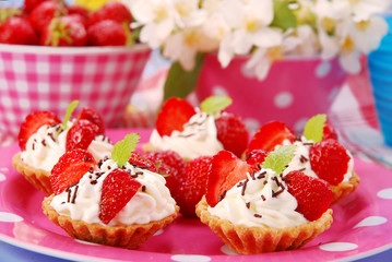 Obraz na płótnie Canvas strawberry mini tartlets