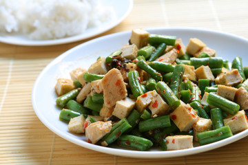 Spicy Basil Green Beans and Tofu