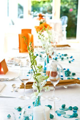 Tavola addobbata per festa estiva