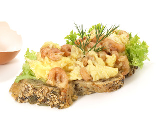 Rührei mit Krabben auf Brot