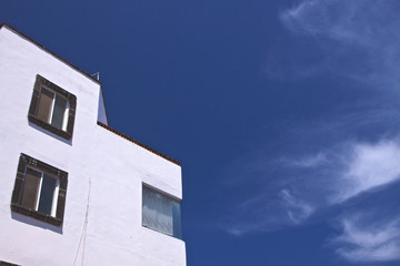 appartamento con cielo blu