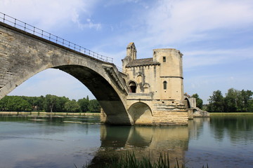 Fototapeta na wymiar Pont Saint-Benezet i kaplica w Awinion (Avignon Bridge)