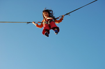 M&auml;dchen beim Trampolinspringen