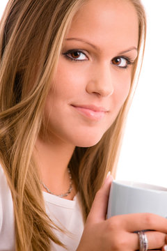 Young woman drinking coffe
