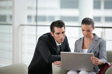 Homme d'affaires et commerciale travaillant sur un ordinateur