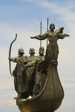 Monument to the legendary founder of the city of Kiev: Lybed, Kiy, Shchek, Khoriv. Sister and three brothers.