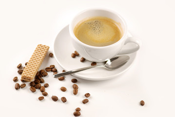 Kaffe mit Keks und Kaffebohnen