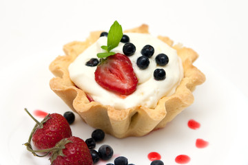 Delicious tart with berries and cream