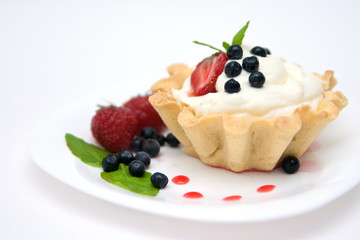 Delicious tart with berries and cream
