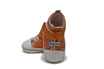 Botitas naranja de niño.