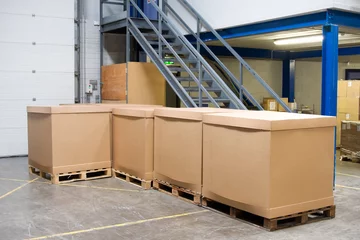 Photo sur Plexiglas Bâtiment industriel pallets with cartons in warehouse