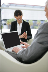 Homme d'affaires et femme en tailleur en rendez-vous commercial