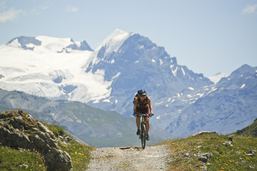 Fototapeta na wymiar Mountainbikerin am Passo Alpisella