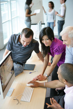 Groupe de jeunes adultes dans un salle de formation