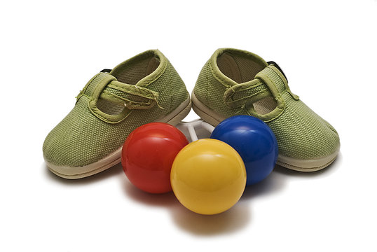Zapatillas y sonajero.