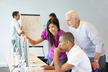 Groupe de jeunes adultes dans un salle de formation